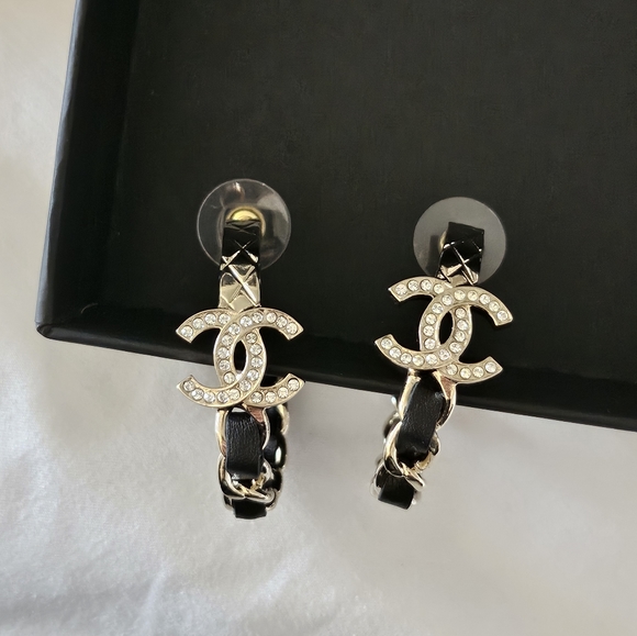 Brand new 2023 authentic Chanel cc hoops earrings with crystal & leather - Picture 13 of 17